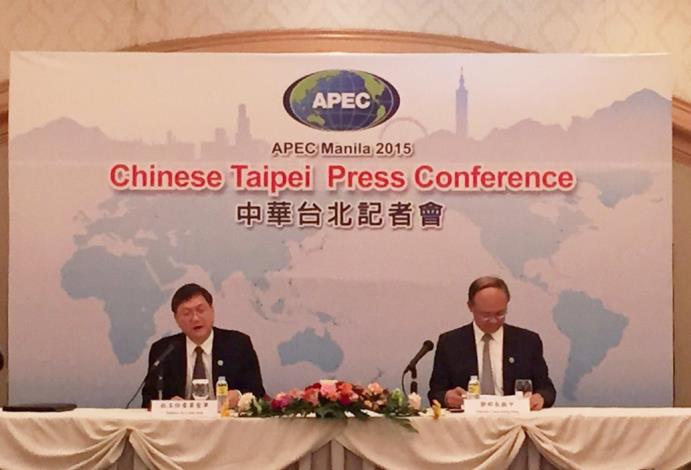 國發會主委杜紫軍(左)與經濟部長鄧振中(右)，於本屆APEC年度部長會議後召開記者會，向來自國內的記者團說明會議內容01