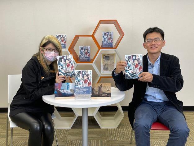 漫畫家狼七(左)、檔案局研究員許峰源(右)於新書發表會直播現場合影