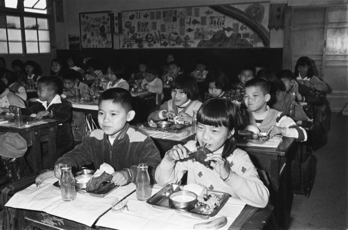 1982年學童營養午餐喝牛奶的檔案影像，見證臺灣人飲食選擇趨向多元