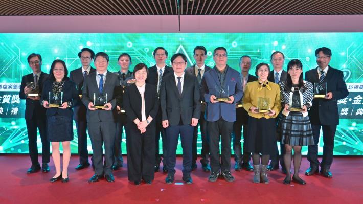 圖2 國家發展委員會葉俊顯主任委員及檔案管理局林秋燕局長與金檔獎獲獎機關受獎代表合.JPG