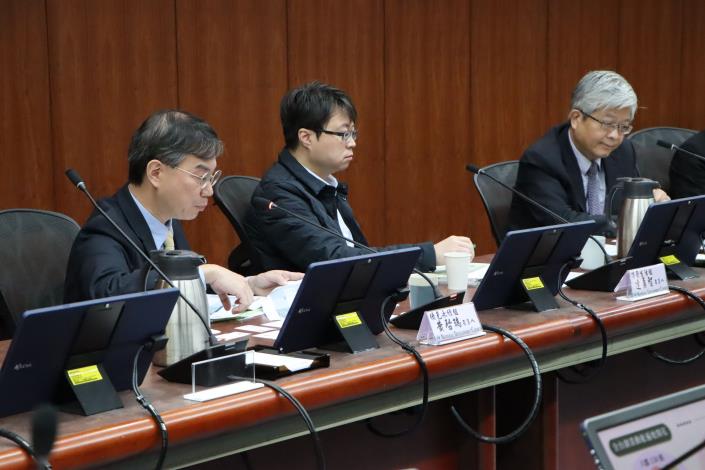 圖二、3位分組召集人共同出席記者會，左起綠色永續組黃啟瑞召集人、消費生活組連勇智召集人、前瞻科技組詹文男召集人