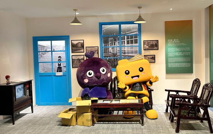 圖4-阿凱將與鶇鶇於國家檔案館展廳一隅