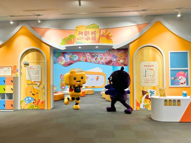圖3-阿凱將與鶇鶇於國家檔案館「阿凱將小屋」相見歡
