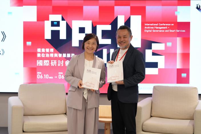 圖2-國家發展委員會檔案管理局局長林秋燕(左)和郭英釗建築師(右)共同發表新書_0.JPG