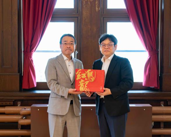 圖一 國發會主委葉俊顯（右一）偕同經濟部率領台日地方創生交流團赴日本北海道，並與北海道廳副知事三橋剛(左一)就人口對策、地域品牌、城市再生等議題進行交流。