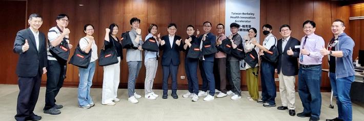 圖1、葉主委致贈第六屆SPH團隊禮品
