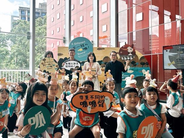 圖3 檔案局局長莊明芬(右二)、繪本創作者周見信(右一)、郭乃文(左二)及木水月出版社編輯