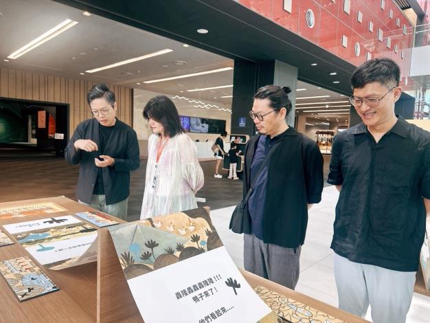 圖4 目目文創總監楊欽榮(左一)向檔案局局長莊明芬(左二)、創作者周見信(右二)、郭乃文(右一)