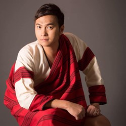 王嘉勳長期耕耘部落文化與生態產業，推動部落文化、原鄉教育與自然農法，協助部落建立社會企業型產銷平台。