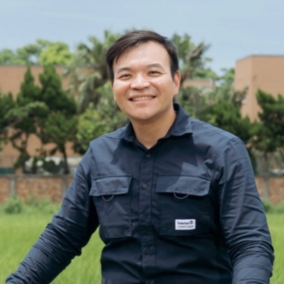 陳偉誠承襲家中製炭技術，善用修枝廢木材燒製為木炭與木酢液，創立「木酢達人」品牌，發展炭綠產品推動森林資源循環，成功為新竹湖口的木工產業注入新生命。