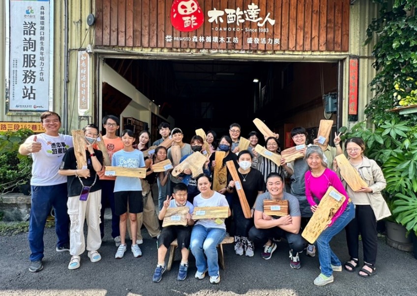 陳偉誠承襲家中製炭技術，善用修枝廢木材燒製為木炭與木酢液，創立「木酢達人」品牌，發展炭綠產品推動森林資源循環，成功為新竹湖口的木工產業注入新生命。