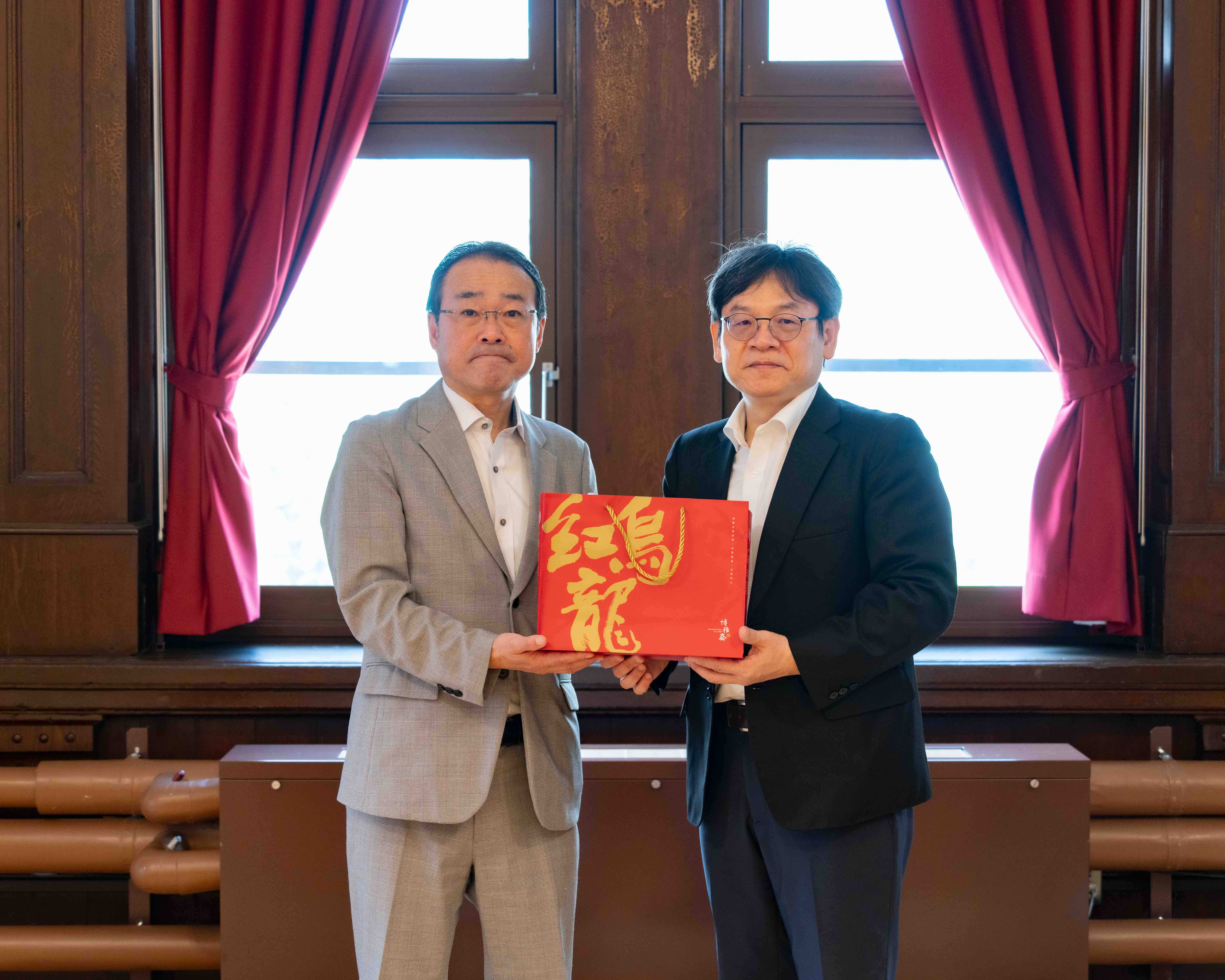 國發會主委葉俊顯(右一)偕同經濟部率領台日地方創生交流團赴日本北海道,並與北海道廳副知事三橋剛(左一)就人口對策、地域品牌、城市再生等議題進行交流。