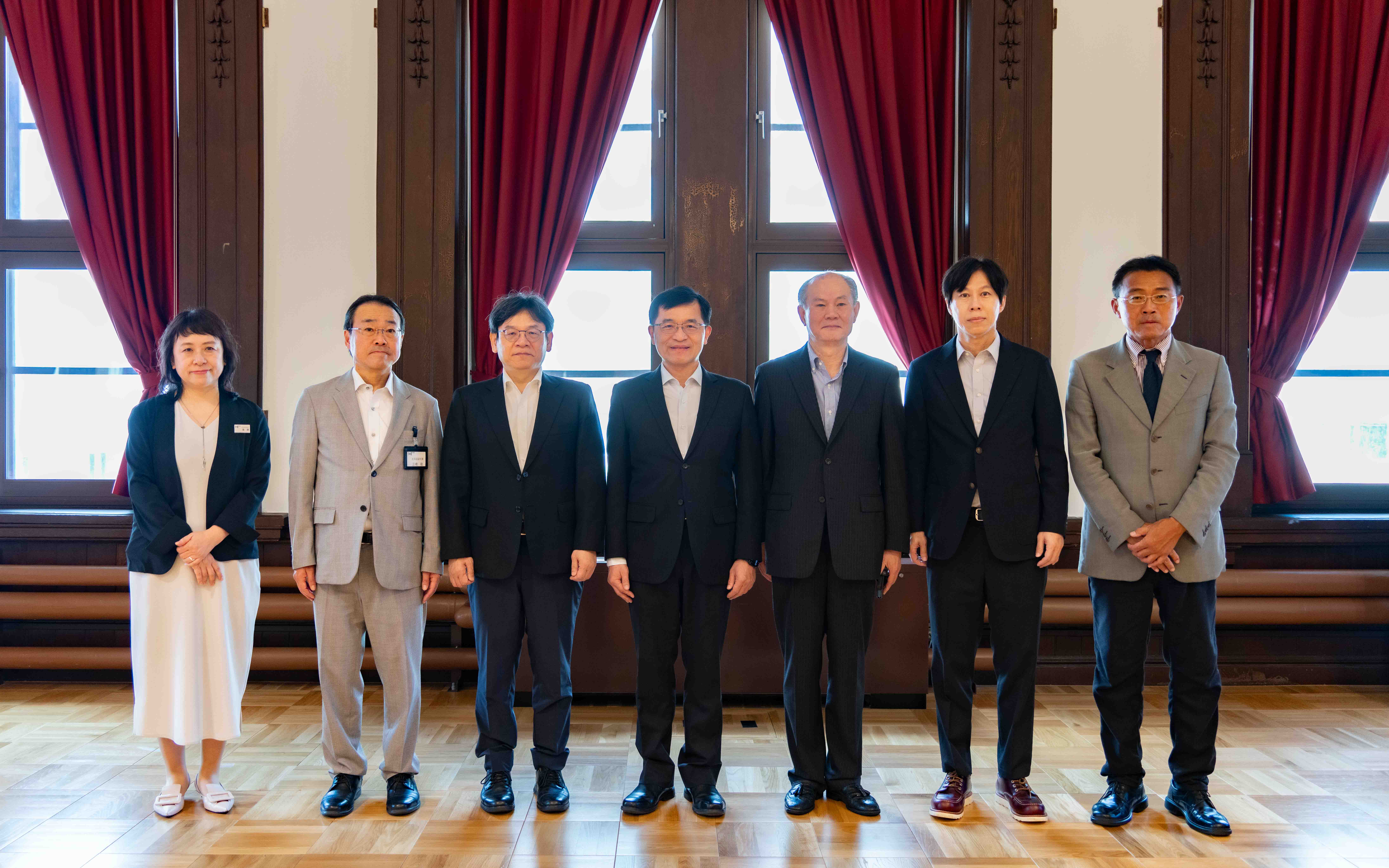 國發會主委葉俊顯(左三)與經濟部政務次長何晉滄(左四),率領地方創生青年拜訪北海道廳,由副知事三橋剛(左二)帶領北海道經濟部觀光振興監後藤知佳子(左一)等局處首長接待,台北駐日經濟文化代表處札幌分處處長粘信士(右三)亦陪同進行交流。